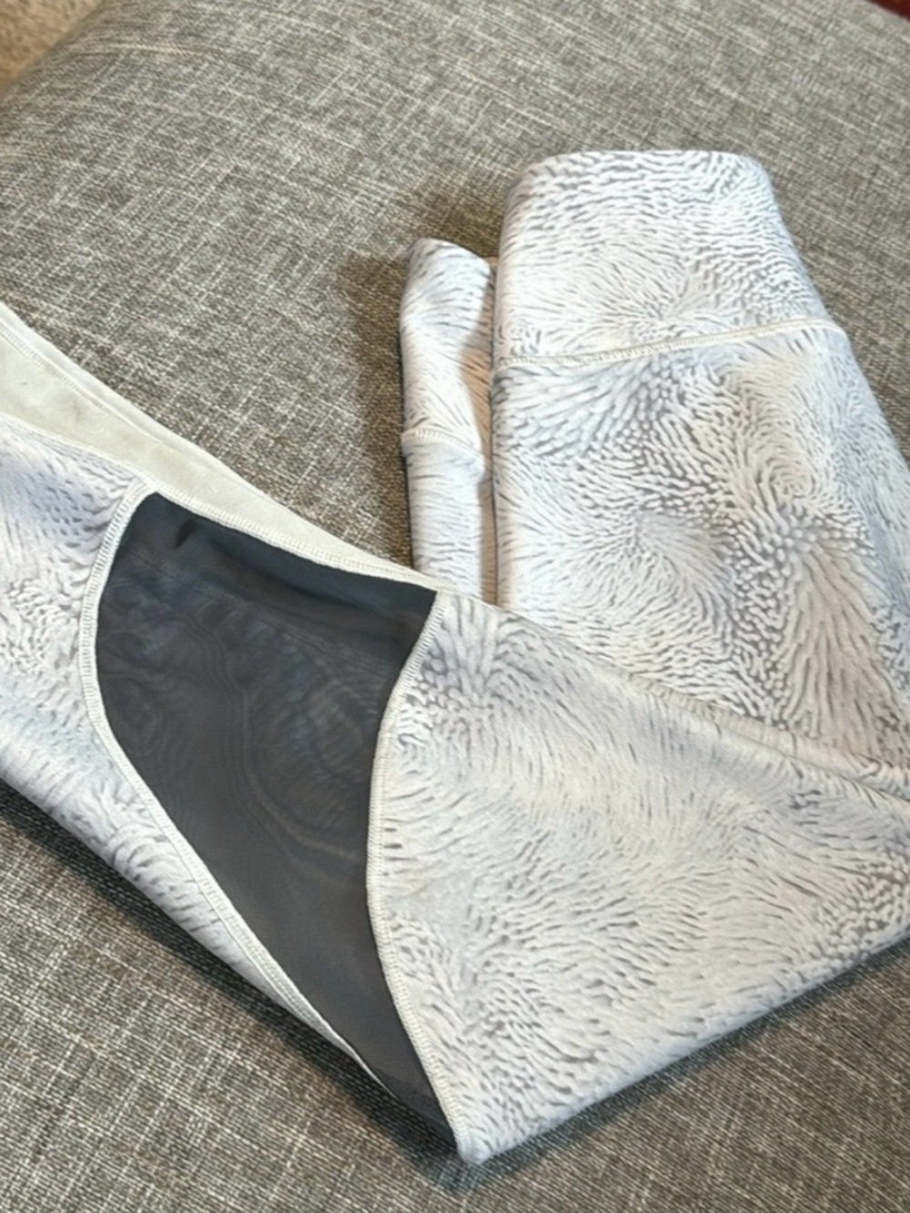 CALIA Light Gray Textured Capri Leggings w/ Mesh Detail - Size Medium